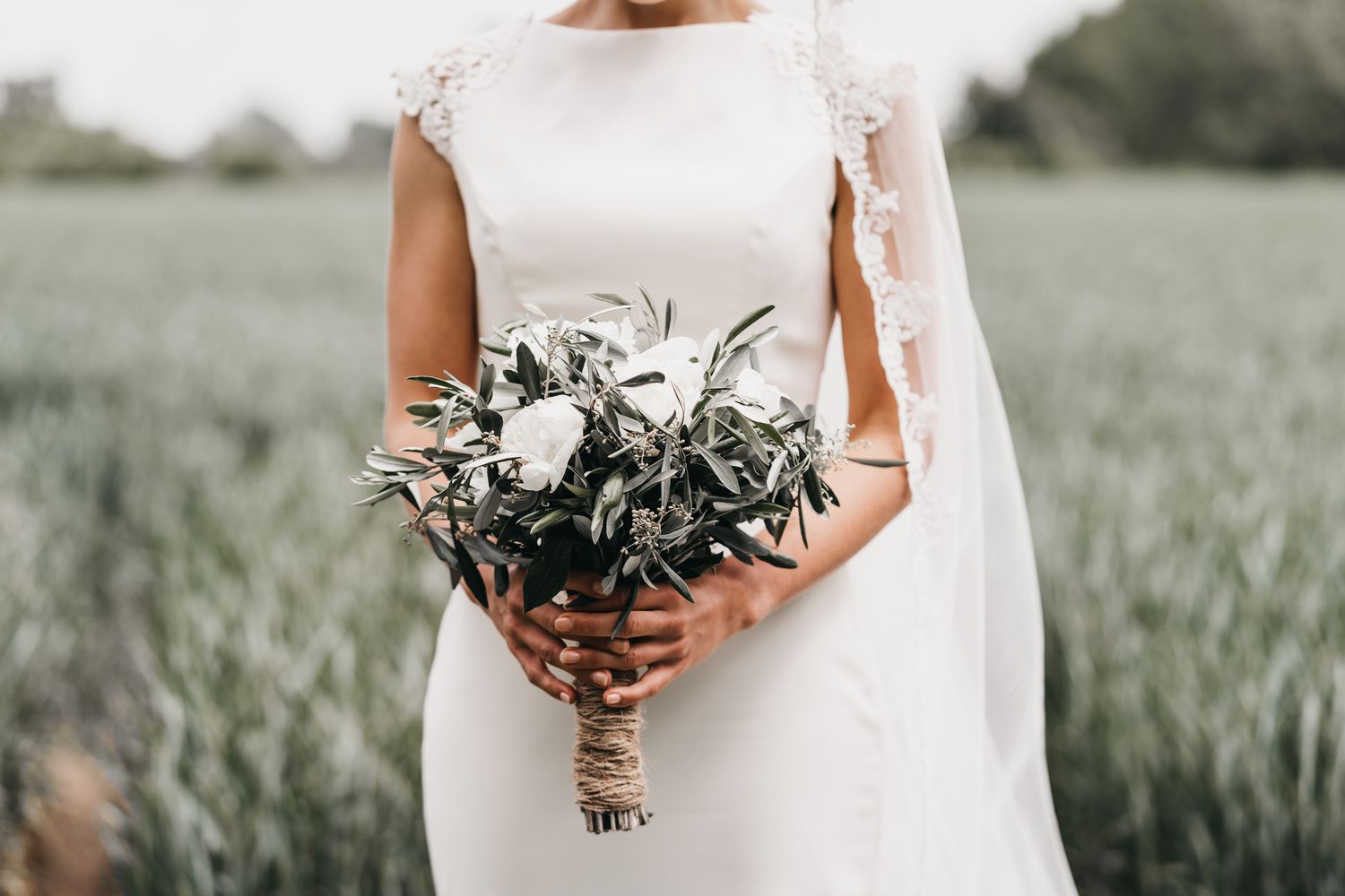 carola met bloemen in bruidsjurk